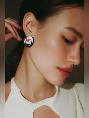 Vintage 80’s/90’s Hand Painted Floral Enamel Clip Earrings